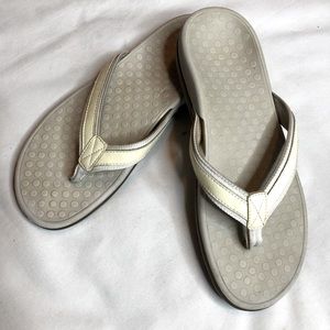 Vionic cream flip flops sandals